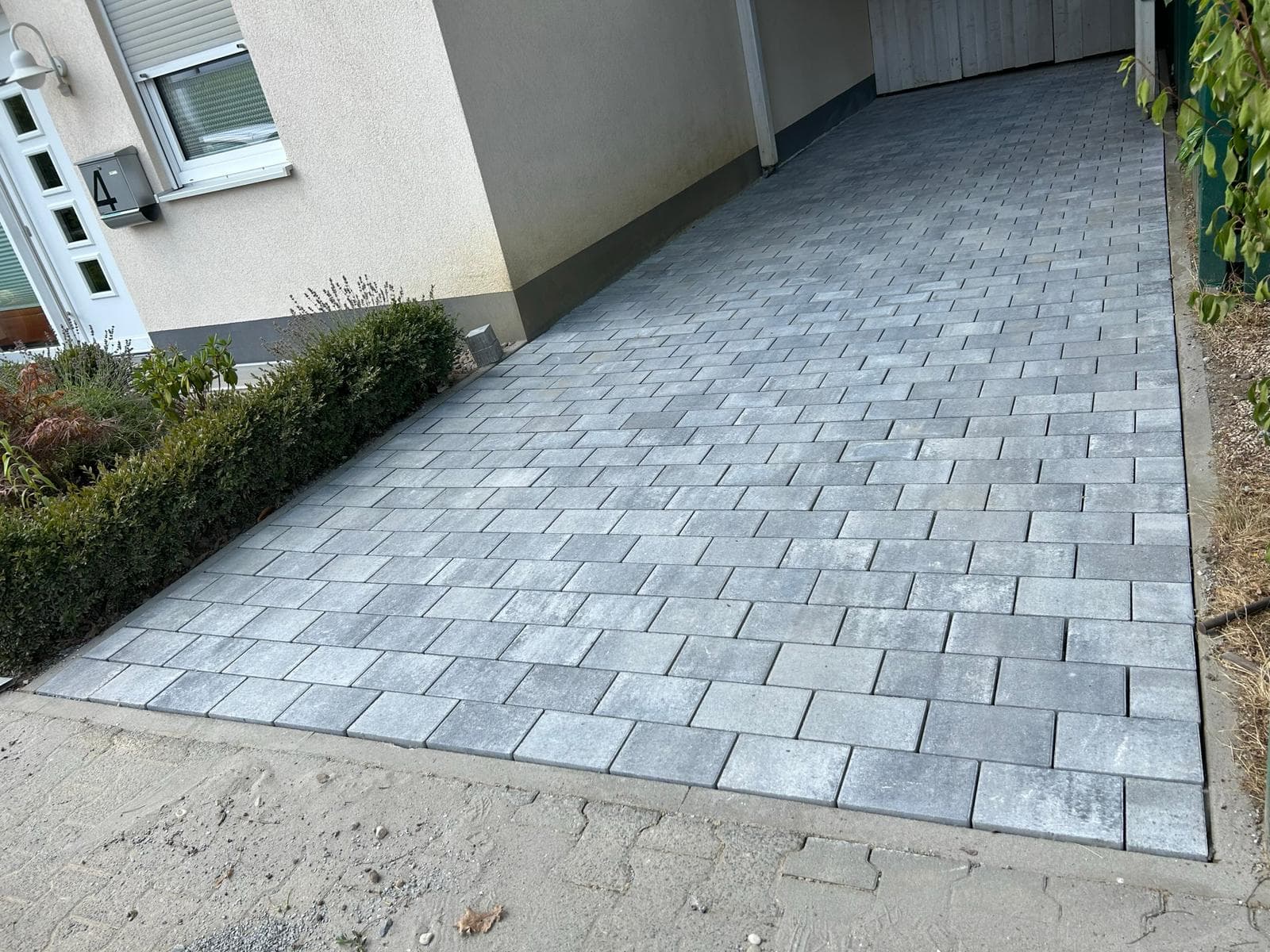 Hauszugang & Gartenweg – Hattersheim